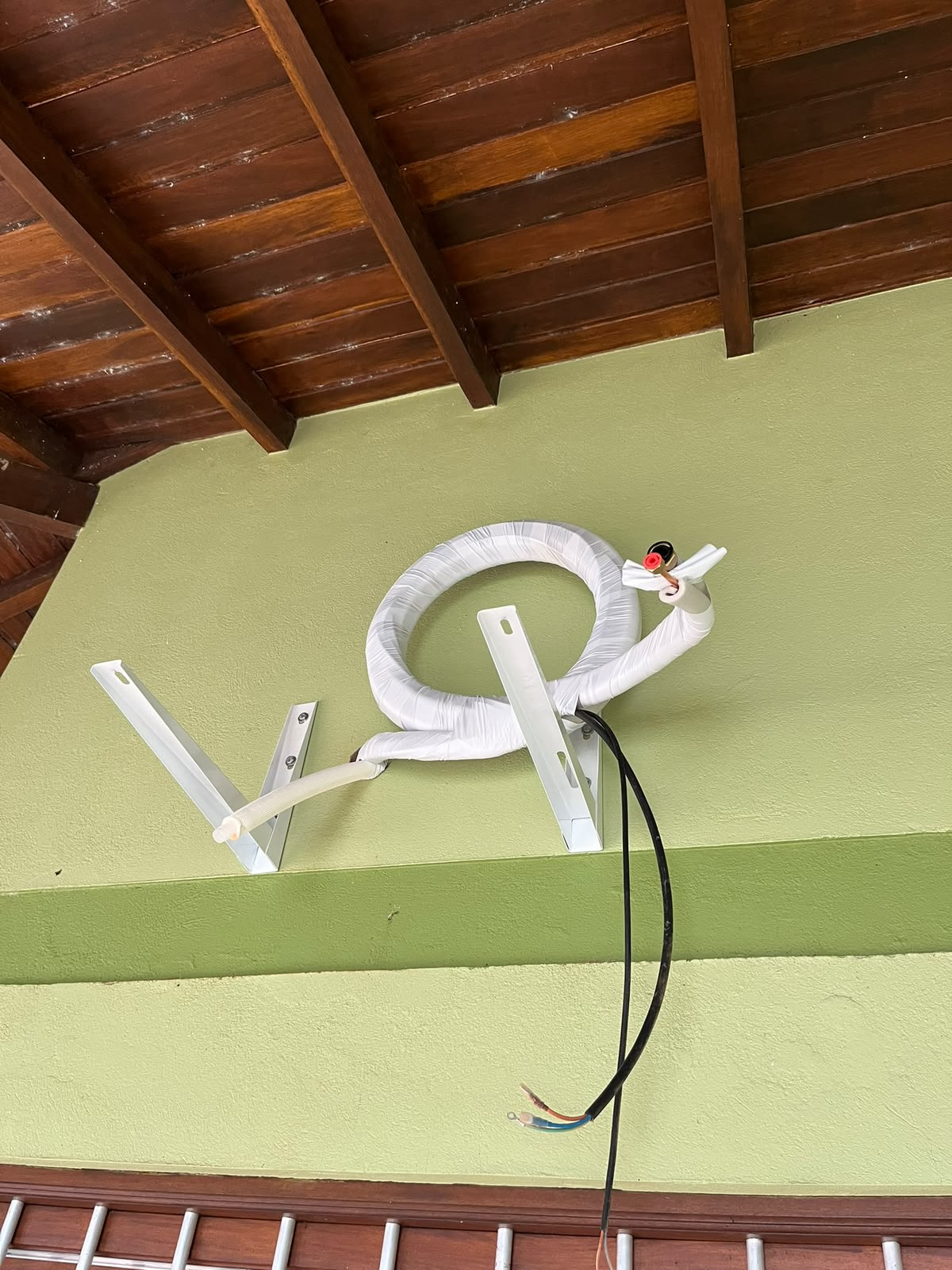 Suportes fixados na parede e tubulação isolada aguardando a condensadora
